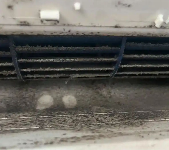 咸安空调吹的风有股烧焦味是怎么回事